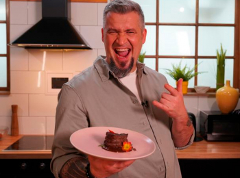 программа ЕДА: Наедине с Мосиным Свиная рулька в глазури с тушеной капустой Ржаные булочки